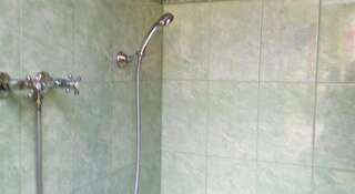 Гостиница Guest House Maria Коктебель Трехместный номер эконом-класса с общей ванной комнатой-2